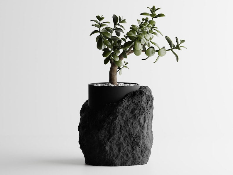 Eine halbverpackte 3D-gedruckte Vase mit Steinstruktur und moderner Ästhetik