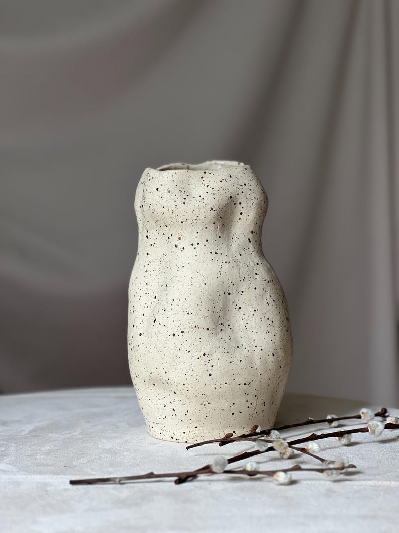 Unregelmäßige Vase aus Rohton mit braunen Flecken