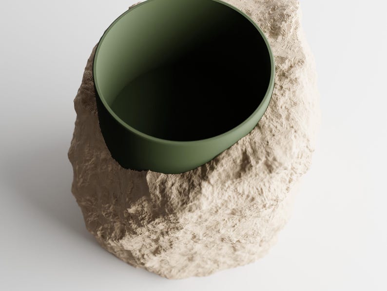 Eine halbverpackte 3D-gedruckte Vase mit Steinstruktur und moderner Ästhetik