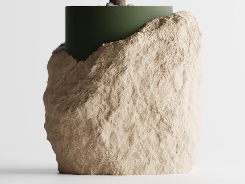 Eine halbverpackte 3D-gedruckte Vase mit Steinstruktur und moderner Ästhetik