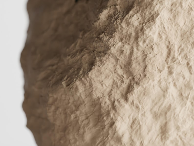 Eine halbverpackte 3D-gedruckte Vase mit Steinstruktur und moderner Ästhetik