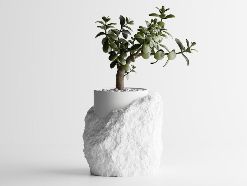 Eine halbverpackte 3D-gedruckte Vase mit Steinstruktur und moderner Ästhetik