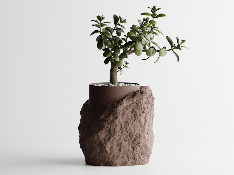 Eine halbverpackte 3D-gedruckte Vase mit Steinstruktur und moderner Ästhetik