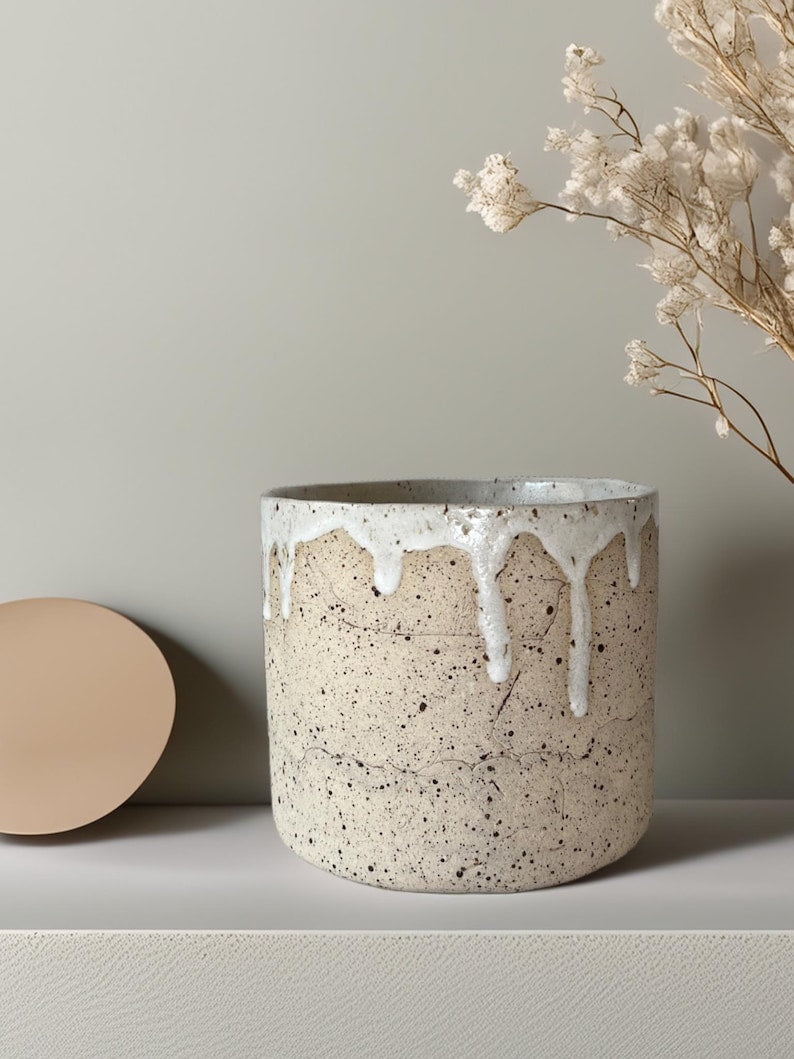 Traditioneller weiß glasierter Keramik-Blumentopf