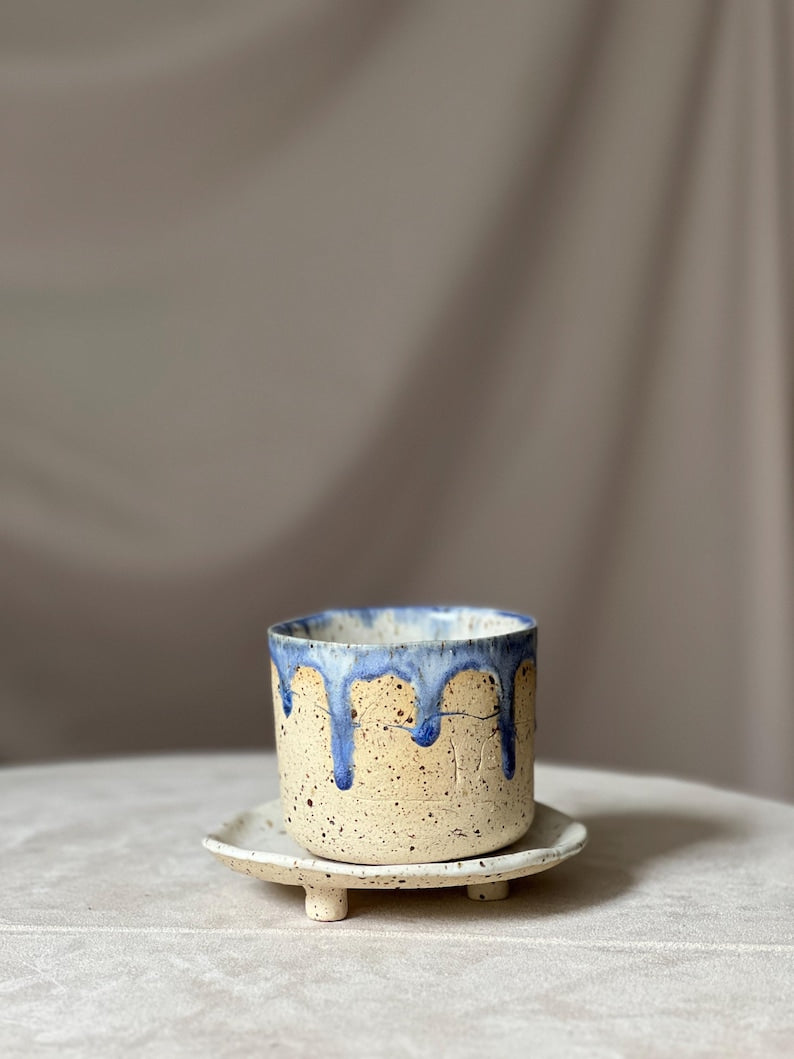 Traditioneller Blumentopf aus blau glasierter Keramik