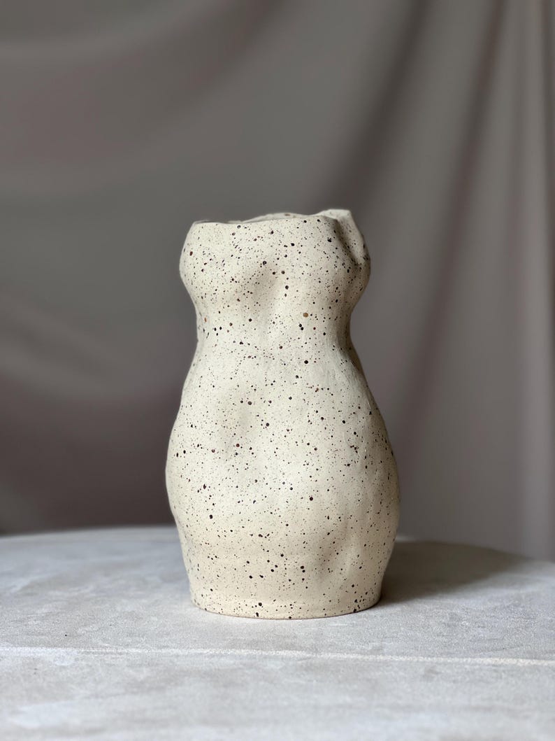 Unregelmäßige Vase aus Rohton mit braunen Flecken