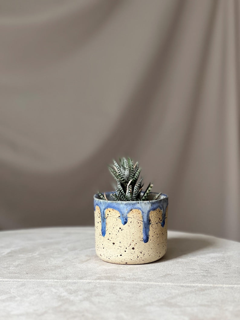Traditioneller Blumentopf aus blau glasierter Keramik