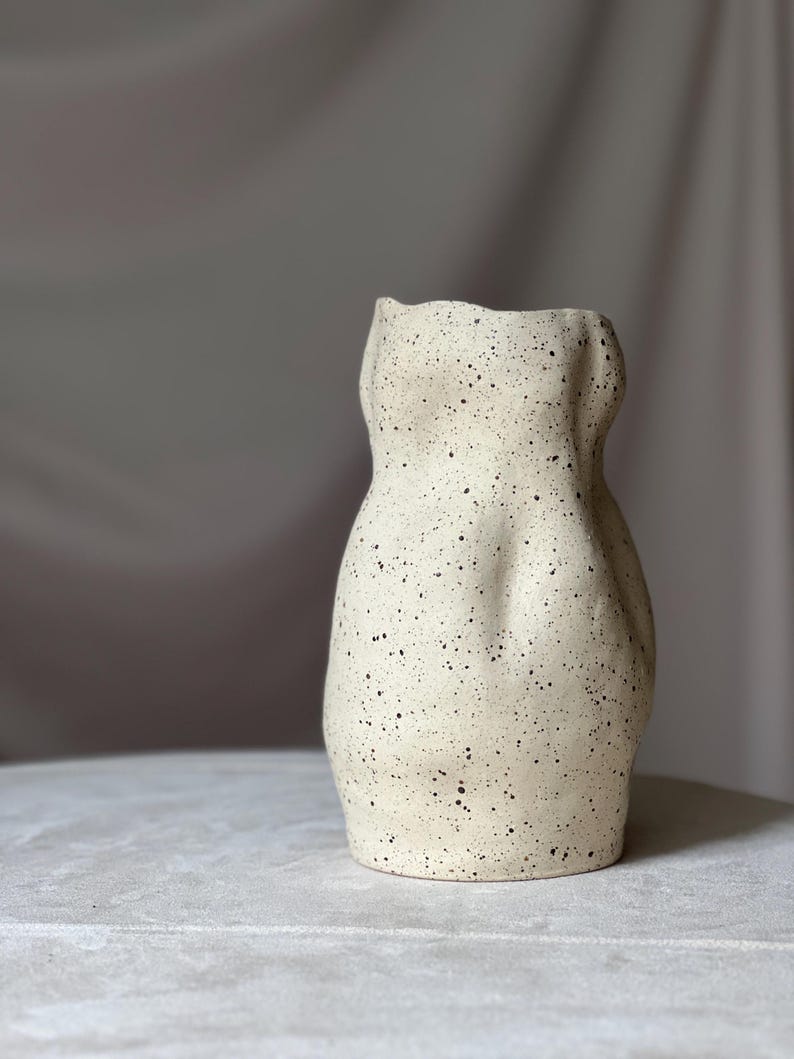 Unregelmäßige Vase aus Rohton mit braunen Flecken
