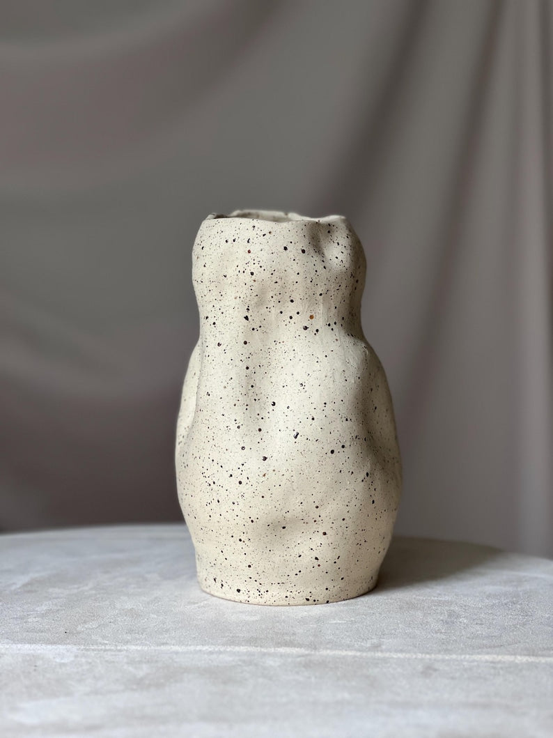 Unregelmäßige Vase aus Rohton mit braunen Flecken